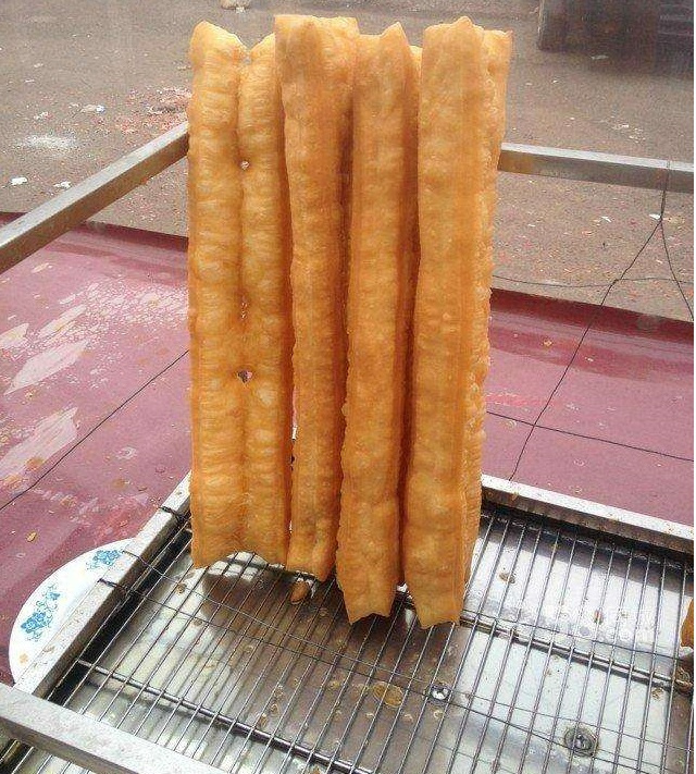 自動炸油條機(jī)的油條金黃酥脆